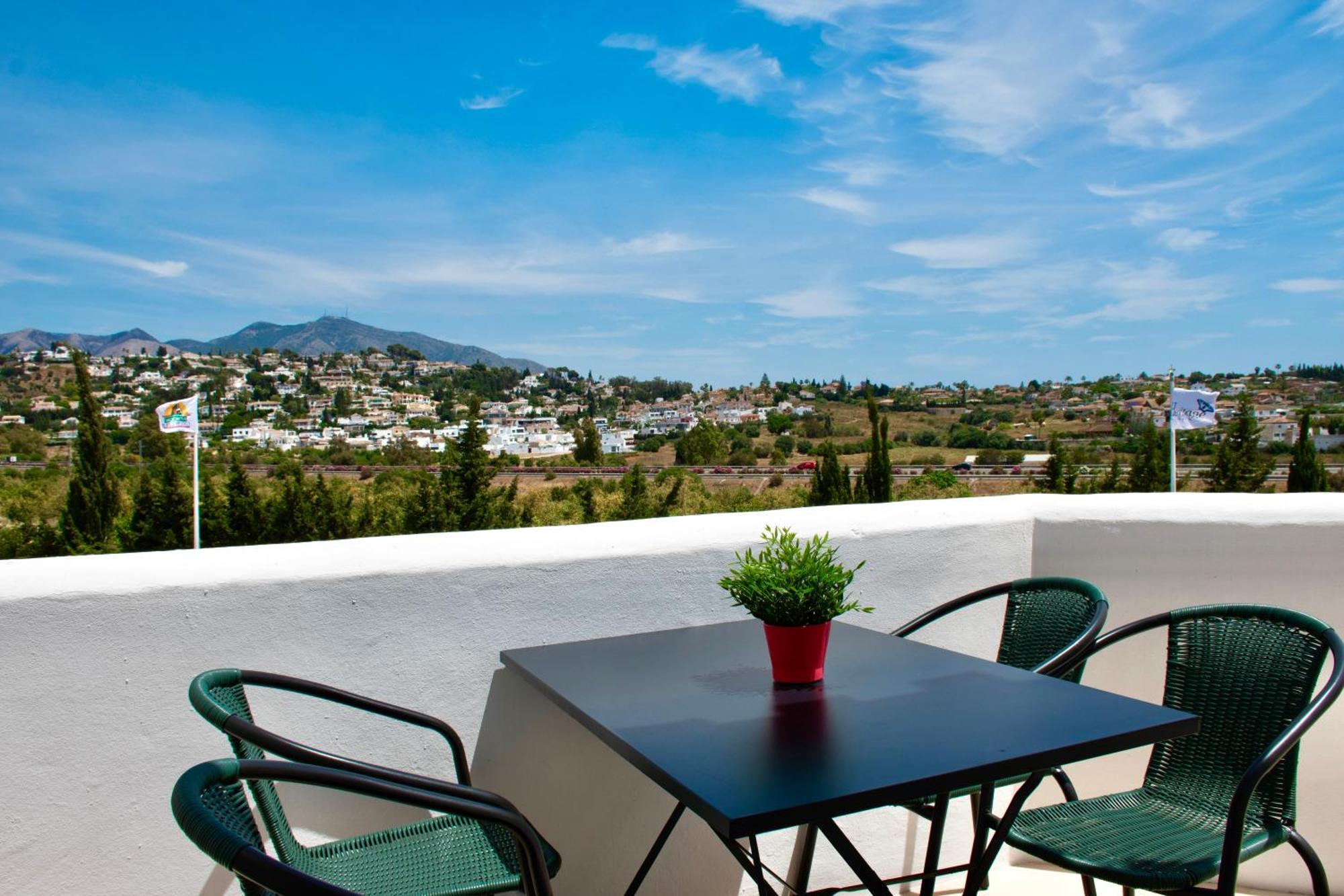 Leos Mijas Golf Apartment ฟูเอนฮิโรลา ภายนอก รูปภาพ
